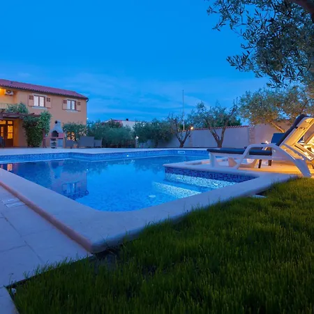 Dom wakacyjny Mirjana Mit Eingezaeuntem Garten By Interhome Banjole