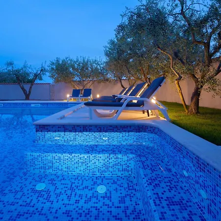 Holiday home Mirjana Mit Eingezaeuntem Garten By Interhome *