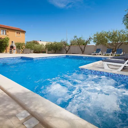 Mirjana Mit Eingezaeuntem Garten By Interhome Holiday home